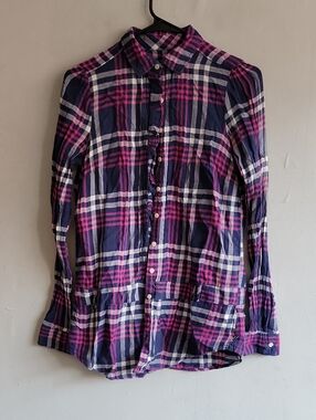 Women’s small (6) American Eagle navy & pink plaid button up shirt w/ruffles